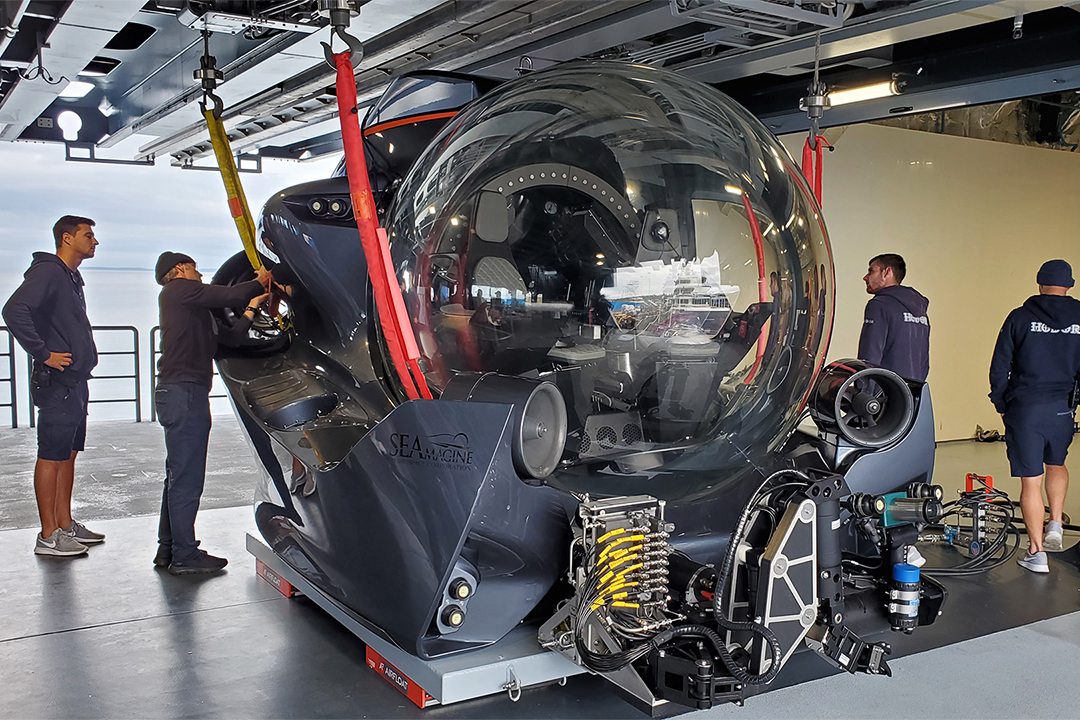 submarine docked for boarding